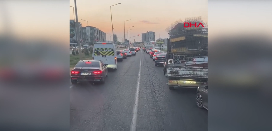 Diyarbakır'da İlginç Bir Davranış: İtfaiyeye 'Fermuar Yöntemi'yle Yol Açtılar