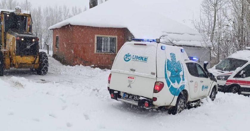 Yüksekova’da kar nedeniyle yolları kapanan köylerdeki 4 hasta ekipler tarafından hastaneye kaldırıldı.