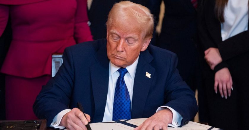 Trump, Guantanamo Körfezi’ndeki göçmenler için bir gözaltı merkezi hazırlamak için Pentagon’u görevlendirdi.