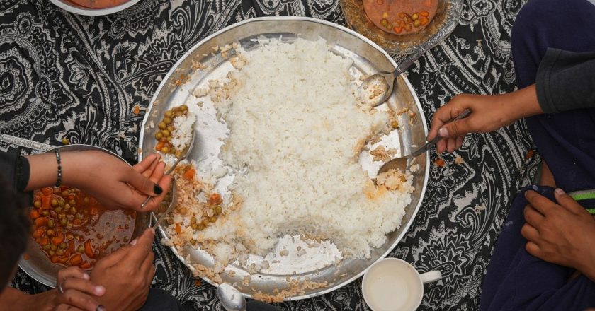 Abluka nedeniyle gıda arzı azalırken, Gazze’deki İsrail saldırıları devam ediyor