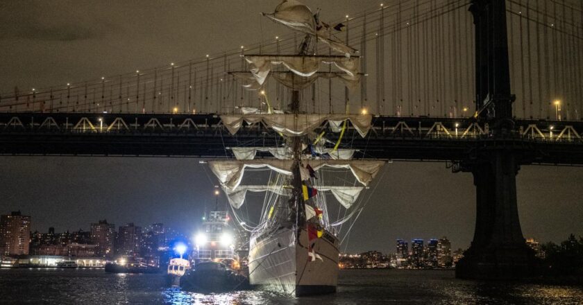 Meksika donanmasına ait gemi Brooklyn Köprüsü’ne çarptı