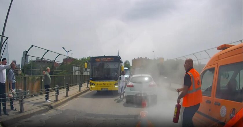 İstanbul’da bıçaklı sürücüye yangın tüpüyle müdahale kamerada