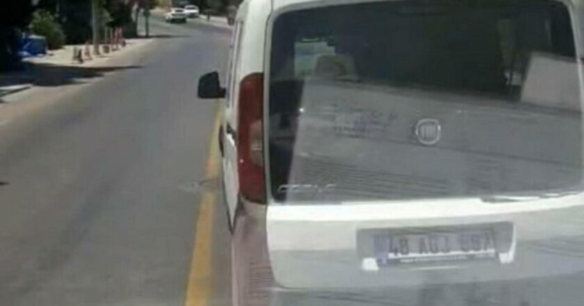 Ambulansa yol vermeyen sürücü kamerada