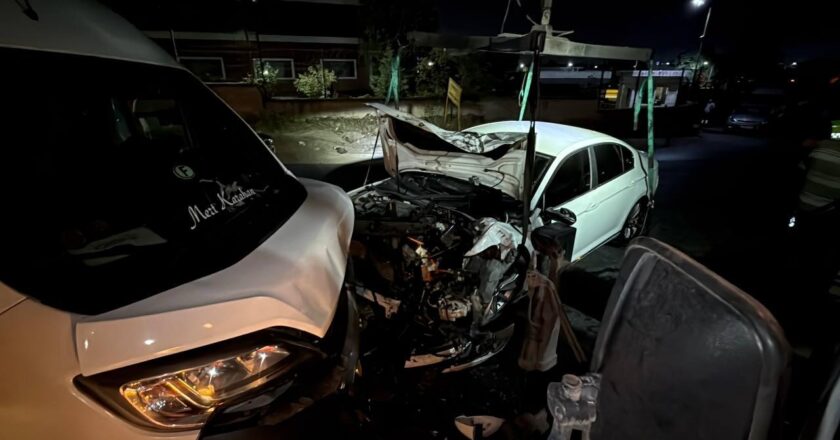 Kocaeli’de servis minibüsüyle otomobil çarpıştı: 10 yaralı