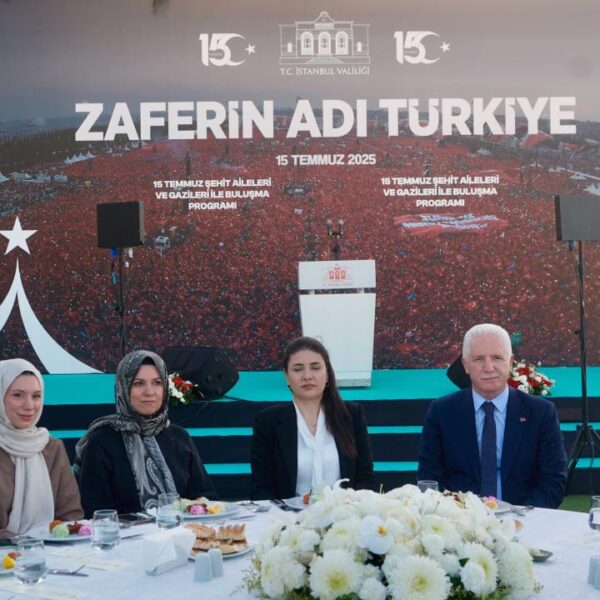 İstanbul’da 15 Temmuz şehitlerinin aileleri ve gaziler onuruna yemek
