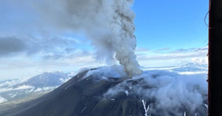 Kamçatka’da Krasheninnikov Yanardağı, deprem sonrası ilk kez faaliyete geçti
