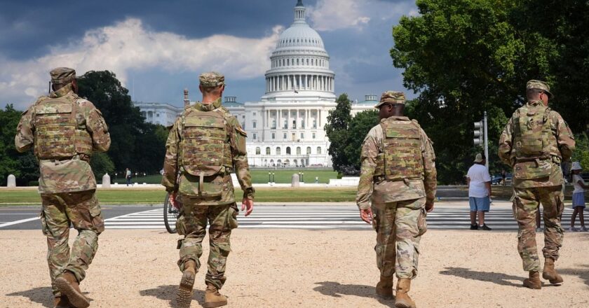 Trump’ın görevlendirdiği Ulusal Muhafızlar Washington sokaklarında devriye gezmeye başladı