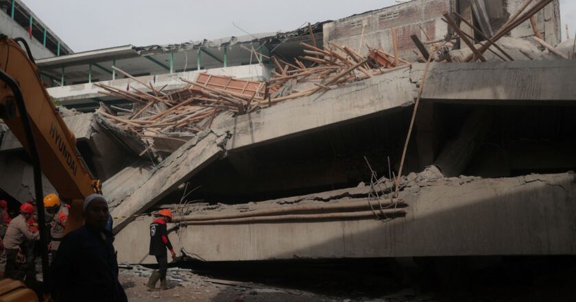 Endonezya’da okul çöktü: Onlarca öğrenci enkaz altında kaldı