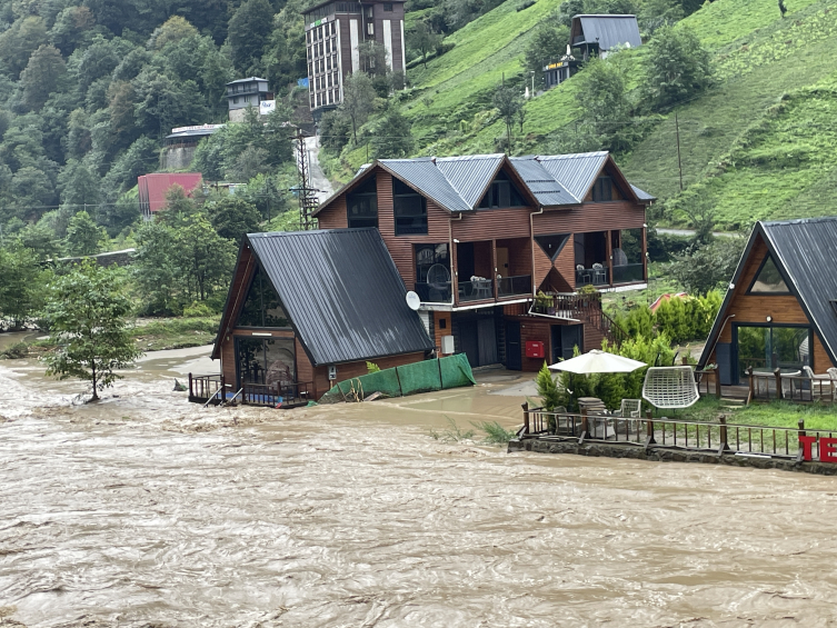 Rize'deki sel ve toprak kaymaları nedeniyle, yollar ulaşım için kapatıldı