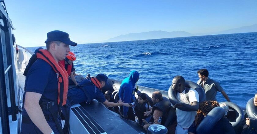 İzmir açıklarında 107 düzensiz göçmen yakalandı