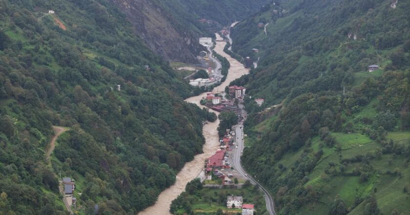 Rize’de sel ve heyelan nedeniyle yollar ulaşıma kapandı