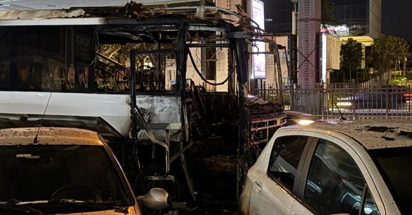 Şişli’de seyir halindeki tur otobüsü yandı