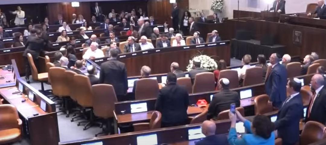 İsrail parlamentosunda ABD Başkanı Trump'a protesto! Yaka ve manşetler çıkarıldı 2