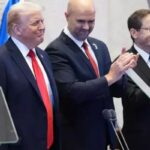 ABD Başkanı Trump’a İsrail Meclisi’nde protesto! Yaka paça dışarı çıkarıldı