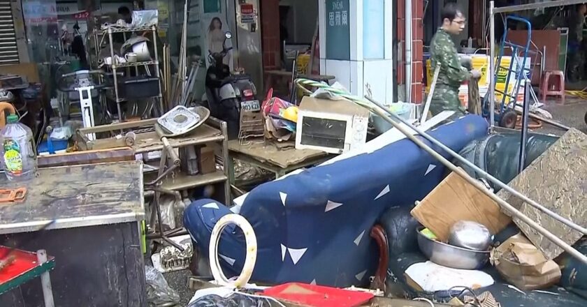 Video. Tayvanlılar, Fung-wong fırtınasının ardından enkaz temizliyor