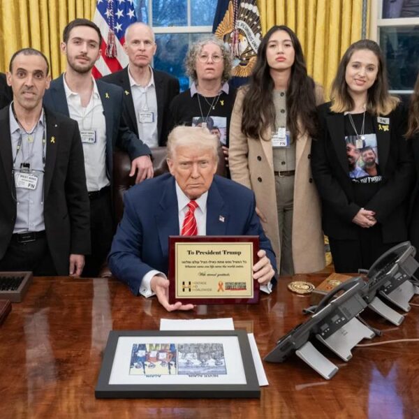 Trump, serbest bırakılan İsrailli esirler ve aileleriyle Beyaz Saray’da bir araya geldi