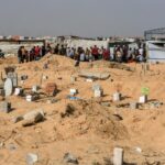 Gazze’deki mezarlıklarda, yerlerinden edilen Filistinliler ölülerle yan yana yaşıyor