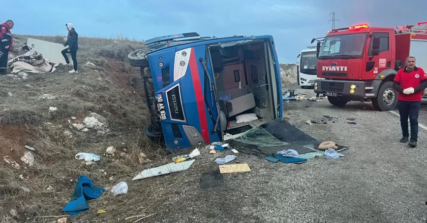 Sivas’ta cezaevi aracı kaza yaptı: Yaralılar var!