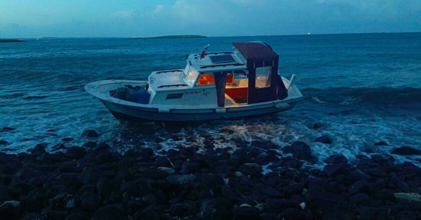 Kara parçasında kalan teknedekiler çaresiz kaldı