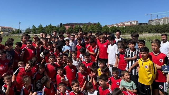 Cengiz Ünder, memleketi Balıkesir’de genç sporcularla buluştu